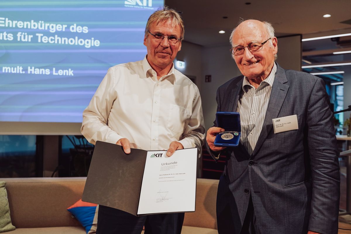 Im Jahr 2021 zeichnete das KIT Professor Hans Lenk (rechts) mit der Ehrenbürgerwürde aus, links im Bild der damalige Präsident des KIT, Professor Holger Hanselka.